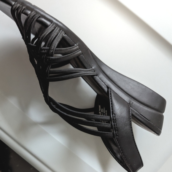 Black strappy low heel wedge sandals - Picture 2 of 2